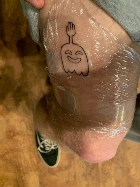 High Five Ghost, Random Tattoos, Rick And Morty Tattoo, Empire Tattoo, Trending Tattoos, Prison Tattoos, Hi Five, Stick N Poke, Ghost Tattoo