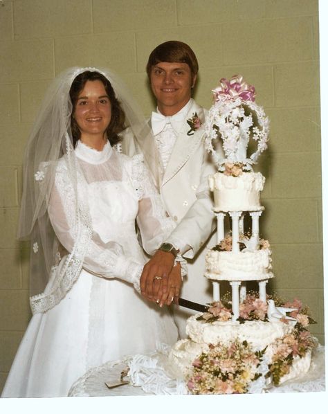 wedding cake 70s                                                                                                                                                                                 More 70s Wedding, 1970s Wedding, Bridal Gowns Vintage, Vintage Wedding Photos, Wedding Cakes Vintage, Wedding Dresses Photos, Wedding Gowns Vintage, Retro Wedding, Vintage Bride