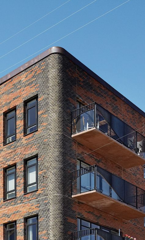 Organic brickwork | Architecture at Stylepark Modern Brick House, Brick House Designs, Brick Projects, Brick Construction, Brick Architecture, Brick Facade, Exterior Cladding, Brick Design, Brick Building