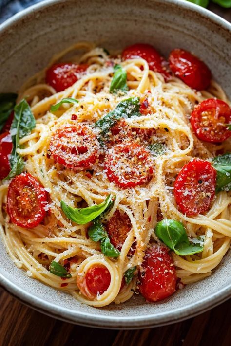 Light Tomato Pasta, Tomato Basil Pasta, Cheese Spaghetti, Basil Pasta, Simple Green Salad, Tomato Pasta, Ripe Tomatoes, Dinner Recipes Crockpot, Tomato Basil