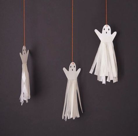 Halloween Theme Birthday, Halloween Chic, Halloween Crafts Preschool, Spider Decorations, Ghost Party, Hanging Ghosts, Spooky Halloween Party, Adornos Halloween, Easy Halloween Crafts