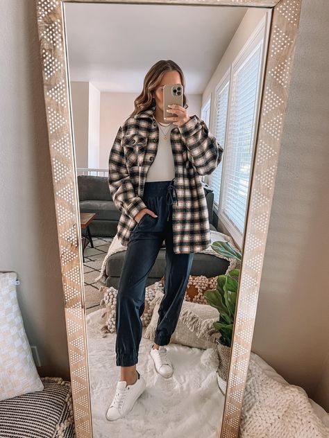 Teacher Flannel Outfit, Cute Winter Outfits For Teachers, Comfy Casual Teacher Outfits, School Aide Outfits, Flannel Outfits Work, Teacher Winter Outfits High School, Modern Teacher Outfits Casual, Teacher Outfits Pants, Fall Outfits Teachers