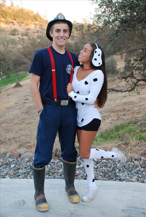 Fireman and Dalmatian costume Halloween                                                                                                                                                                                 More Dalmatian Costume, Halloween Costumes Diy Couples, Funny Couple Costumes, Cute Couples Costumes, Unique Couple Halloween Costumes, Diy Couples Costumes, Firefighter Costume, Best Couples Costumes, Matching Halloween Costumes