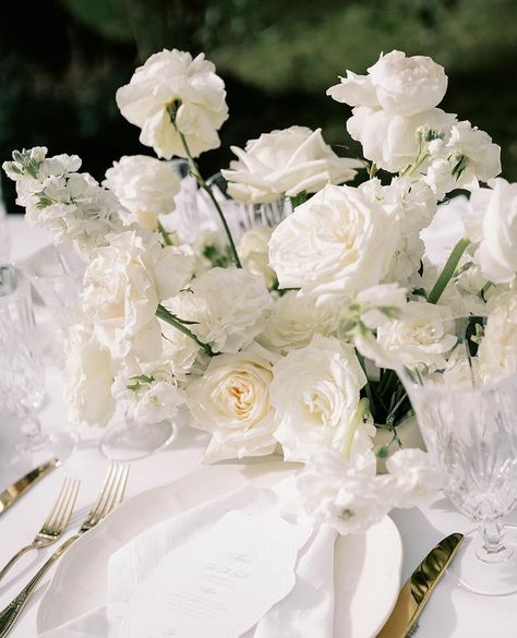 Classic Elegant Wedding, Low Centerpieces, Elegant Wedding Inspiration, White Wedding Bouquets, Organic Wedding, Wedding 2025, Sophisticated Wedding, Flower Centerpieces Wedding, Floral Arrangements Wedding