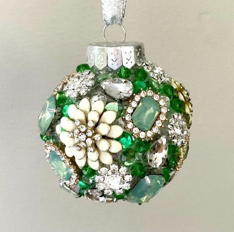 Brooch Christmas Ornament, Brooch Craft Ideas, Crafts With Vintage Jewelry, Christmas Ornaments Made From Old Jewelry, Christmas Ornaments From Old Jewelry, Vintage Jewelry Ornaments, Jeweled Ornaments, Christmas Jewelry Diy, Old Jewelry Crafts