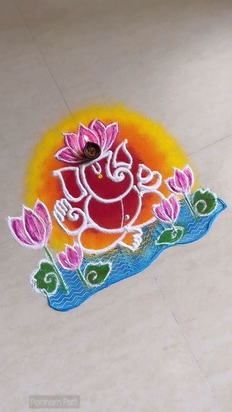 Ganpati Rangoli Design Border, Flower Rangoli For Ganesh Chaturthi, Gouri Pooja Rangoli, Gods Rangoli Design, Vinayaka Rangoli Designs, Ganesh Festival Rangoli Designs, Simple Ganpati Rangoli Design, Rangoli Ganpati Designs, Ganpati Rangoli Ideas