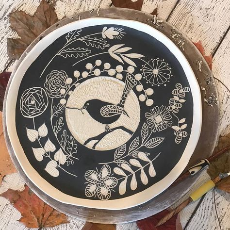 Clay Plates, Diy Ceramic, Sculpture Ideas, Garden Pottery, Ceramics Pottery Art, Ceramics Projects, Ceramics Ideas Pottery, Pottery Plates, Sgraffito