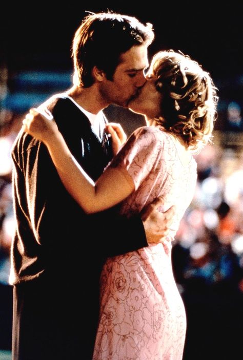 Never Been Kissed #lovestory "The right one is out there but I'm not going to kiss a whole bunch of losers to get to him." - Josie Geller Never Been Kissed Movie, Michael Vartan, Movie Kisses, Never Been Kissed, Best Love Stories, Best Kisses, Chick Flicks, Tv Couples, Movie Couples