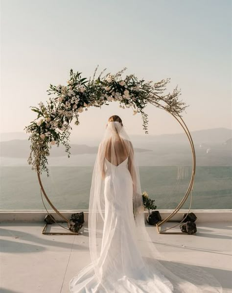 Italian Wedding Arch Ideas, Minimal Wedding Arch Ideas, Minimalistic Wedding Arch, Santorini Wedding Decor, Minimal Wedding Arch, Wedding Arch No Flowers, Wedding Arches With Flowers, Wedding Arch Simple, Green Wedding Arch