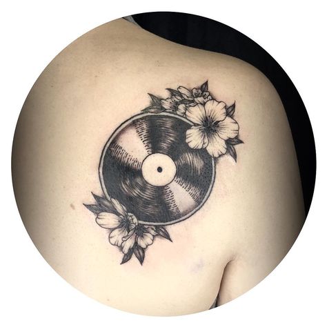 Turntable Tattoo Design, Live Music Tattoo, Vinyl Records Tattoo, Record Tattoo Ideas, Record Tattoo Vinyl, Vinyl Record Tattoo, Record Tattoo, Cd Tattoo, Vinyl Tattoo