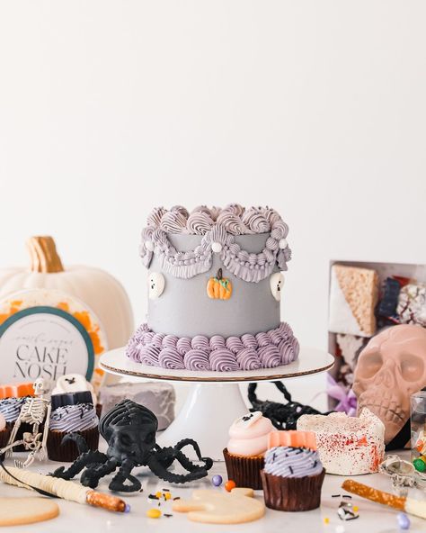 Earth and Sugar (@earthandsugar) | Instagram Salem Autumn, Haloween Cakes, Halloween Eats, Three Birthday, Witch Cake, Buttercream Piping, Cake Halloween, Fabulous Cakes, Pastel Halloween