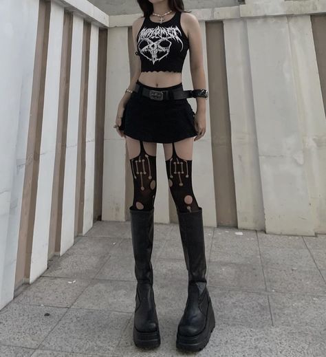 Dysphoria Outfits, Old Style Outfits, Goth Clubbing Outfit, Metal Concert Outfit, Nana Cosplay, Goth Outfit Inspo, Clubbing Outfit, Gothic Mode, Goth Women