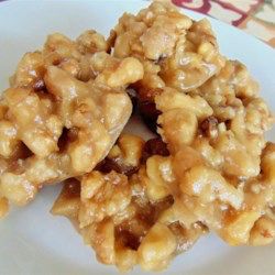 Walnut Pralines, Maple Candy Recipe, Maple Fudge Recipes, Pralines Recipe, Maple Fudge, Praline Recipe, Maple Candy, Brittle Recipes, Walnut Recipes