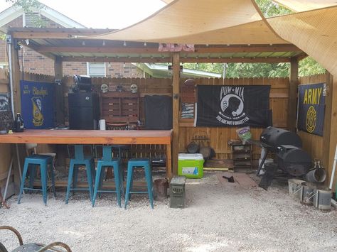 Change an old lean to into a nice sitting area for you and your gust. This area is an 8 x 10 lean to that was an eye sore sitting across from our grilling shed where we entertained guest.  We placed a floating floor in the lean to. The floor frame is made out of treated 2 x 4's and bricks to level the floors frame. The material needed will depend on the size of your area and how well you want make your frame. Ours is pretty sturdy. We placed  4 studs across the inside of the frame and… Grilling Shed, Outdoor Umbrella Table, Grilling Area, Picket Fence Panels, Outdoors Ideas, Outdoor Sitting, Deck Makeover, Amazing Backyard, Sitting Areas