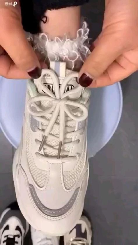 Ways To Tie Shoelaces, Shoe Lacing Techniques, Shoe Hacks, Ways To Lace Shoes, How To Tie Shoes, Diy Clothes Hacks, Diy Clothes And Shoes, Shoes Hack, Diy Fashion Hacks