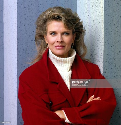 News Photo : Murphy Brown, a CBS television situation comedy... 1980s Tv Shows, 1980s Tv, Candice Bergen, Murphy Brown, Formal Hairstyles, Women Humor, January 1, Coming Of Age, Satire