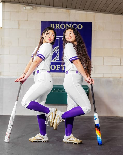 Softball Sports Photography, Group Softball Pictures, Softball Action Shots Picture Ideas, Sister Softball Poses, Softball Pictures Poses Friends, Softball Buddy Pictures Ideas, Girls Softball Portraits, Softball Media Day Poses Funny, Softball Friend Pictures