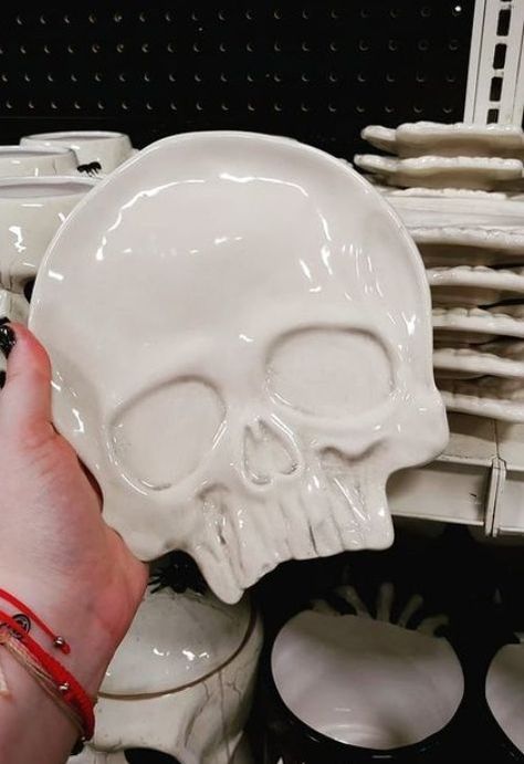 Skull Bowl Ceramics, Clay Skull Ideas, Goth Ceramics, Gothic Ceramics, Halloween Ceramics Ideas, Gothic Pottery, Romantic Gothic Home Decor, Skull Pottery, Calavera Halloween