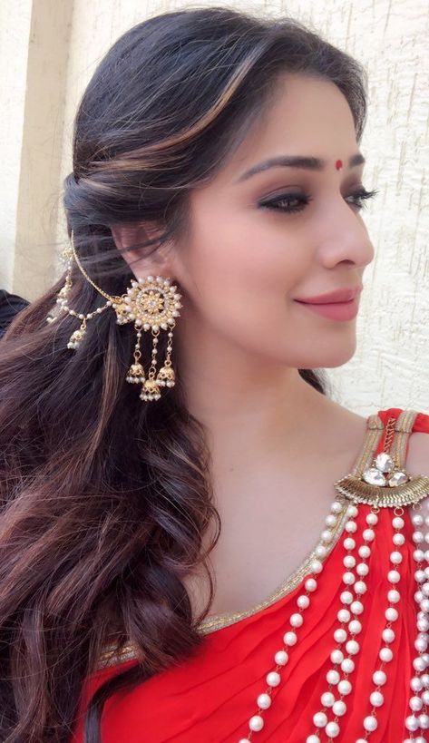 Jhumkas With Hair Chain, Indian Earrings With Hair Chain Hairstyles, Hairstyles With Ear Chain, Gold Earrings For Marriage, Ear Chain Hairstyle, Jhumka Hairstyle, Jhumka With Ear Chain Hairstyle, Piercing Ideas Conch, Jhumka With Ear Chain