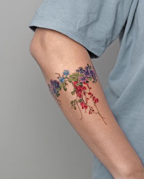 Deborah Genchi on Instagram: "Botanical bracelet 💐 Outer part is #healed, inner is #fresh. @debrartattoos . #debrartattoos #debrartist #art #tattoo #tattoos #botanicaltattoo #botanicalbracelet #microrealistictattoo #botanicalart #floraltattoo" Floral Garland Tattoo, Watercolor Armband Tattoo, Bracelet Tattoo Floral, Impressionism Tattoo, Horizontal Flower Tattoo, Flower Garland Tattoo, Faded Color Tattoo, Colourful Tattoo Ideas, Ftp Tattoo