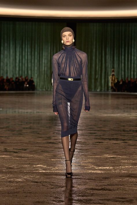 Saint Laurent - Fall 2024 Ready-to-Wear https://www.vogue.com/fashion-shows/fall-2024-ready-to-wear/saint-laurent/slideshow/collection#11 Saint Laurent Fall 2024, High Fashion, Saint Laurent, Fall Winter, Ready To Wear, Fashion Show, How To Wear