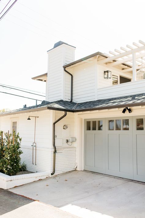 Beach Siding Ideas Exterior, White Coastal Homes Exterior, Coastal Apartment Exterior, Ranch Beach House, White Coastal House Exterior, Coastal Garage, Coastal Beach House Exterior, Tom Lake, Florida Farmhouse