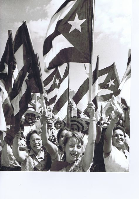 Militiawomen, Havana, Cuba c Alberto Korda #cuba #albertkorda #cubasi #nickyakehurst Cuba History, Evelyn Hugo, Aura Colors, Havana Cuba, Contemporary Photography, Havana, Cuba, Che Guevara, Visual Art