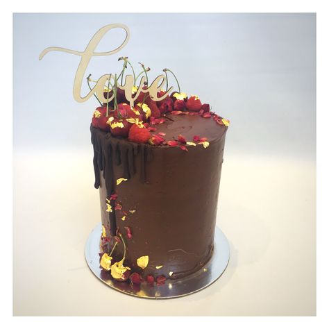 Cake With Red Flowers, Gold Leaf Cake, Chocolate Engagement, Chocolate Dripping, Leaf Cake, Gold Leaf Cakes, Dried Roses, Drying Roses, Dark Chocolate Cakes