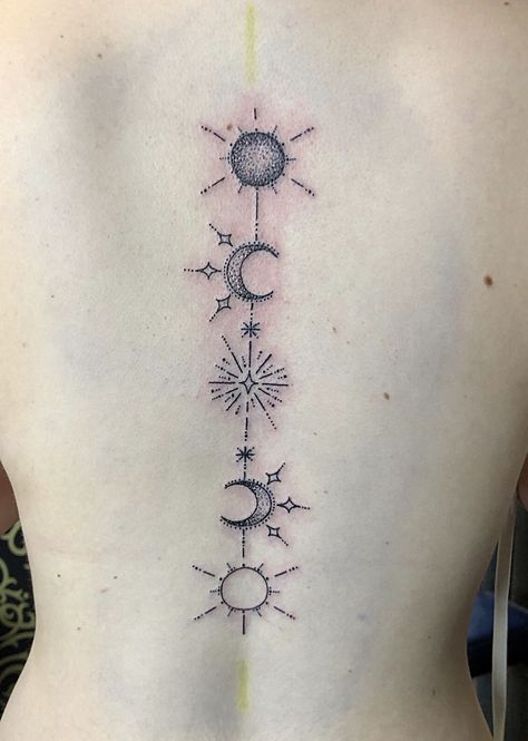 Sarah J Maas has been such a big part of my life. I just had to have a tattoo dedicated to her amazing work Feyre Spine Tattoo Acotar, Sarah J Maas Inspired Tattoos, Acotar Rhysand Knee Tattoo, Sarah Maas Tattoo, A Court Of Thorns And Roses Tattoo Ideas, Feyres Tattoo Back, Sarah J Maas Tattoos, Down Back Tattoo, Sarah J Mass Tatoos