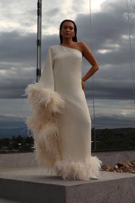 Taller Marmo, Roaring 20s Fashion, Twenties Style, Feather Gown, Куклы American Girl, Party Trends, 20s Fashion, Feather Dress, Roaring Twenties