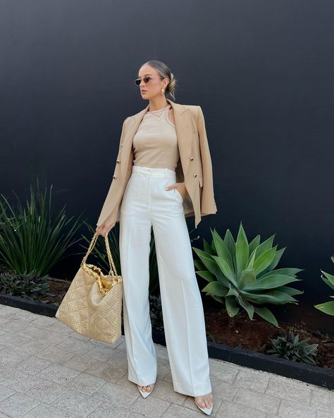 SUNDAY LOOK ✨🤍 do jeito que eu amo 🤩 | Instagram Outfit Formal Mujer, Outfit Fiesta, Formal Casual Outfits, White Pants Outfit, Fiesta Outfit, Look Formal, Cocktail Outfit, Beige Outfit, Jeans Outfit Casual