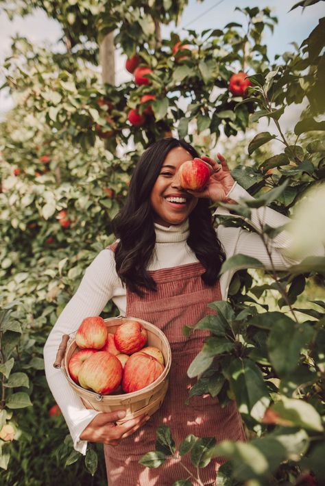 Bellewood Farms in Lynden, WA - how to pose at an apple orchard - apple picking photo shoot ideas - fall activities - apple picking photography - apple picking outfits Apple Farm Photoshoot Family, Apple Orchard Poses, Apple Orchard Senior Pictures, Apple Farm Photoshoot, Apple Picking Poses, Vermont Photoshoot, Apple Picking Photography, October Photoshoot Ideas, Farm Poses