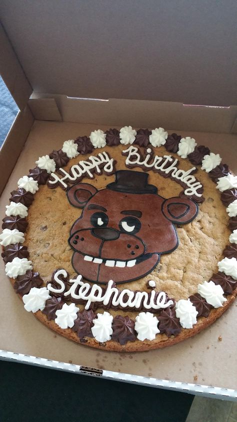 Freddy cookie cake Fnaf Cookies, Fnaf Snacks, Fnaf Food Ideas, Fnaf Birthday Cake Ideas, Fnaf Birthday Party Ideas Cakes, 5 Nights Of Freddy Birthday Party Ideas, Fnaf Birthday Cake, Five Night At Freddys Birthday Ideas, 5 Nights At Freddys Birthday Ideas