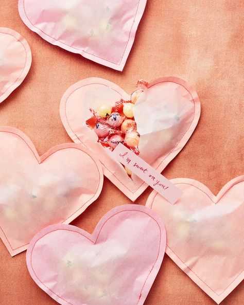 parchment paper heart craft treats Orange Tissue Paper, Săpunuri Handmade, Wine Bottle Diy Crafts, My Funny Valentine, Cadeau Diy, Classroom Valentine, Heart Crafts, Paper Hearts, Mason Jar Crafts