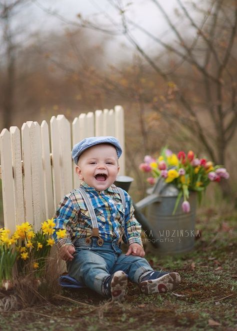 Picket fence, buckets of tulips Baby Boy Easter Pictures, Baby Easter Pictures, Easter Photo Backdrop, Fall Baby Pictures, Spring Baby Boy, Bunny Photo, Easter Mini Session, Easter Photoshoot, Easter Photography