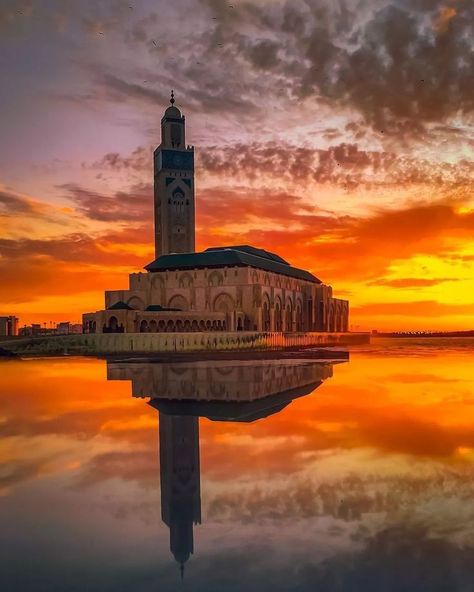 Morocco Photography, Red City, Moroccan Inspiration, Casablanca Morocco, Building Photography, Minecraft Wallpaper, Visit Morocco, Beautiful Roads, Architecture History