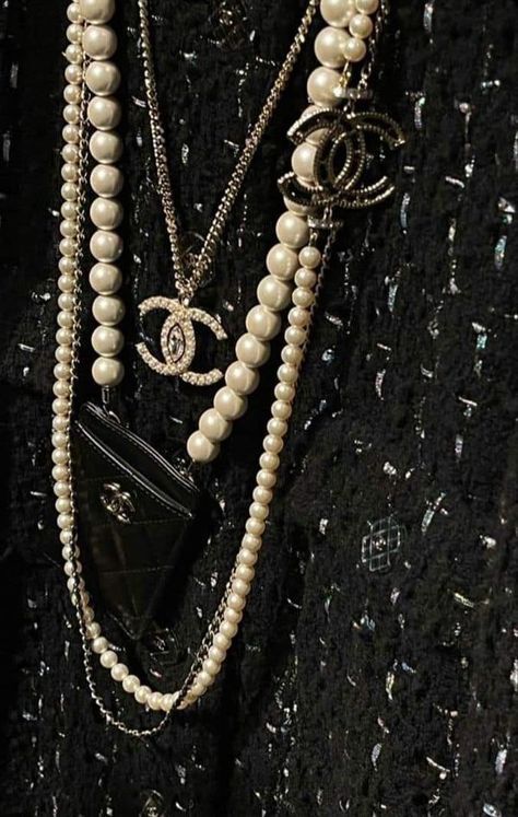 Coco Chanel | Gorgeous details CHANEL 👑⚜️👑 | Facebook Chanel Inspired Outfit, Chanel Style Jacket, Coco Chanel Fashion, Coco Chanel Mademoiselle, Chanel Boutique, Expensive Jewelry Luxury, Chanel Necklace, Gabrielle Chanel, Chanel Inspired