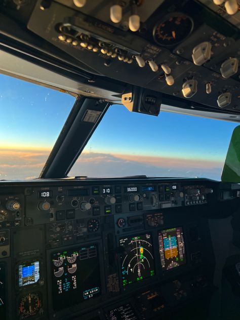 Flight deck picture above the clouds. Flying into the sunset Pilot View, Pilot Office, Flight View, Pilot Life, Office View, Pilot Seats, Airplane Wallpaper, Sunset Vibes, Best Office