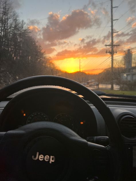 Jeep Steering Wheel Aesthetic, Jeep Asthetic Picture, Jeep Cherokee Aesthetic, Kendall Core, Jeep Sunset, Jeep Aesthetic, Preppy Car, White Jeep, Vintage Jeep