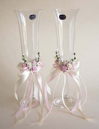 Wedding Flutes Diy, Western Centerpieces, Wedding Pew Decorations, Glass Decor Ideas, Pink And White Weddings, Quince Decorations, Wedding Wine Glasses, Wedding Champagne Glasses, Decorated Wine Glasses