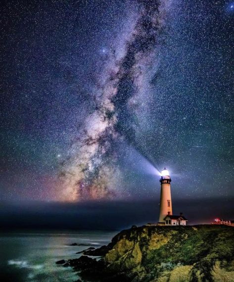 Lighthouse At Night, Milky Way Photography, Lighthouses Photography, Church Backgrounds, Beautiful Night Sky, Best Cameras, Dream Pictures, Lighthouse Photos, Lighthouse Pictures