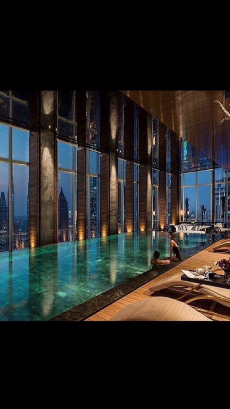 Penthouse pool Amazing Swimming Pools, Piscina Interior, Indoor Pools, Indoor Swimming Pool, Dream Mansion, Luxury Penthouse, Luxury Pools, Dream Pools, Hotel Pool