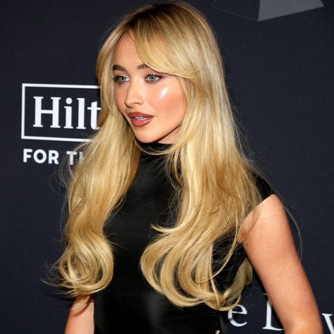 It's Official: Sabrina Carpenter's Bangs Are Taking Over TikTok High Curtain Bangs, Sabrina Carpenter Inspired Hair, Sabrina Curtain Bangs, Sabrina Carpenter Hair Inspo Brunette, Sabrina Carpenter Hair Inspiration, Sabrina Carpenter Hair Curtain Bangs, Sabrina Carpenter Blonde, Sebring Carpenter Hair, Sabrina Carpenter Haircut On Curly Hair