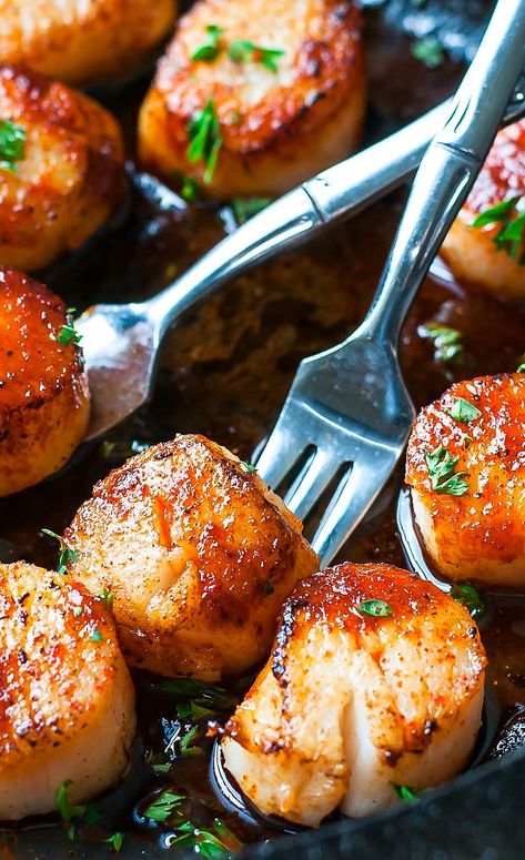 Seared Scallops Recipe, Yummy Shrimp Recipes, Homemade Sriracha, Recipes Spaghetti, Scallops Recipe, Recipes Rice, Viral Recipes, Recipes Fish, Pan Seared Scallops