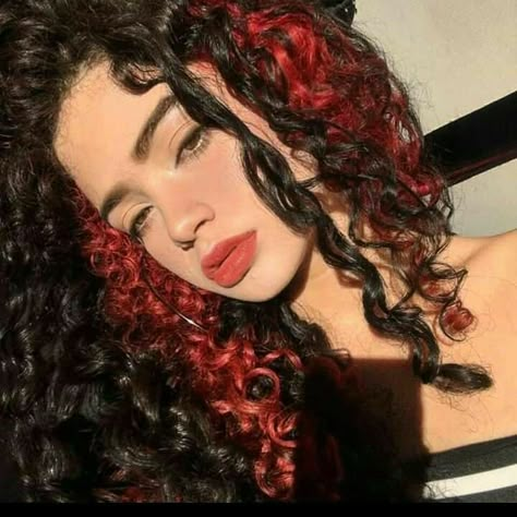 Peekaboo On Curly Hair, Peekaboo Hair Color Curly, Curly Hair Peekaboo Color, Curly Dyed Hair Natural Curls, Curly Hair Dye Ideas, Curly Hair 2c, Dyeing Hair, Dyed Curly Hair, Peekaboo Hair