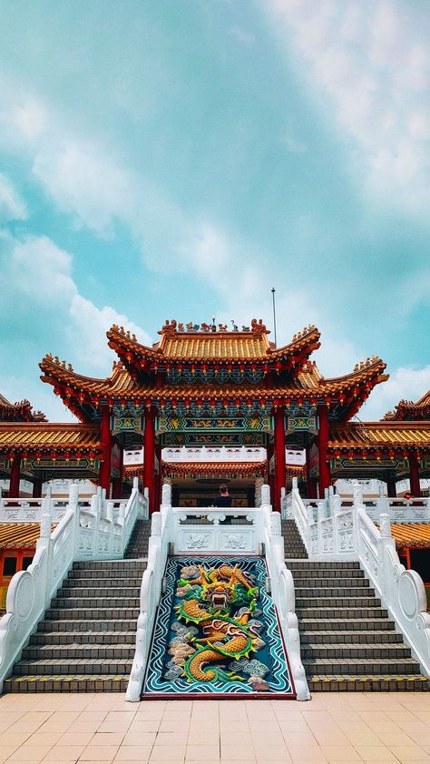 Chinese Picture, Ancient Chinese Architecture, Kuala Lumpur City, Chinese Temple, Batu Caves, Temple Pictures, Asian Architecture, Malaysia Travel, Japon Illustration