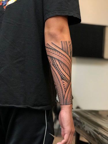 Polynesian Tattoo Sleeve, Stammestattoo Designs, Herren Hand Tattoos, Filipino Tattoos, Forearm Band Tattoos, Cool Wrist Tattoos, Polynesian Tattoo Designs, Band Tattoos, Wrist Tattoos For Guys