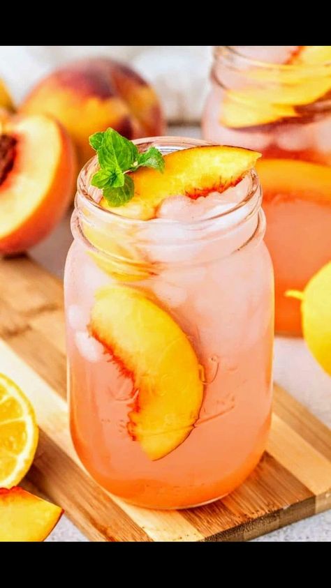 Refreshing Peach Lemonade, Peach Drinks Non Alcoholic Summer, What To Do With Fresh Peaches, Peach Drinks Non Alcoholic, Light Refreshment Ideas, Lemonade With Alcohol, Peach Drink Recipes, Peach Lemonade Recipe, Peach Simple Syrup