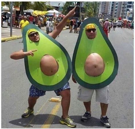 Hilarious avocado costume for beer bellies or pregnant bellies. Avocado Costume, 밈 유머, Fantasias Halloween, 웃긴 사진, Memes Humor, Bones Funny, Funny Photos, Halloween Fun, Funny Images