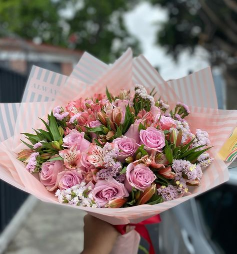 Te compré las flores más bonitas 🎀🤭💘 Flower Bouquet For Birthday, Bouquet For Birthday, Nothing But Flowers, Flower Therapy, Beautiful Bouquet Of Flowers, June 21, Bridal Bouquets, Beautiful Bouquet, My Flower